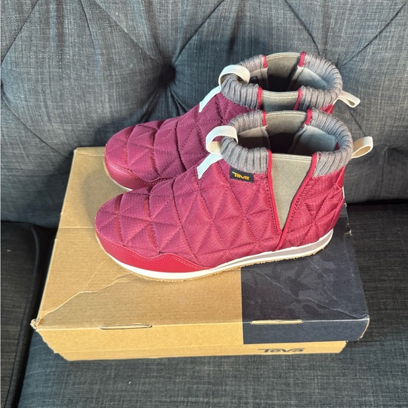 NWT Teva Reember Burgundy and gray Quilted Slip-On Boots. Women’s 6 - Picture 2 of 8